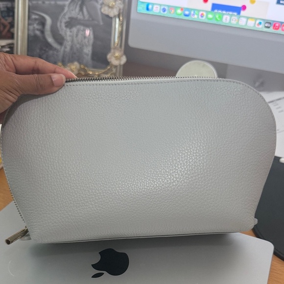 Cuyana Handbags - Cuyana Elegant Gray Leather Women's Bag